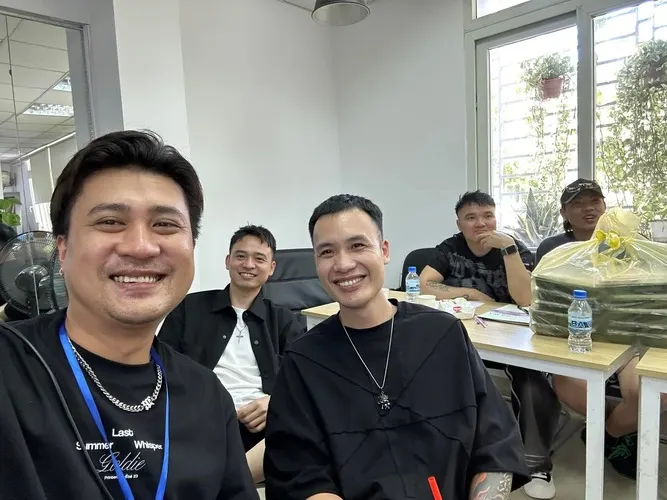 Buổi chia sẻ đông anh em trong nghề cùng ngồi nghe