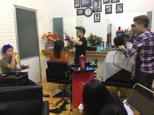 Bên trong salon ba ghế