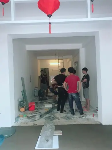 Mặt bằng mới lúc còn là khung thô