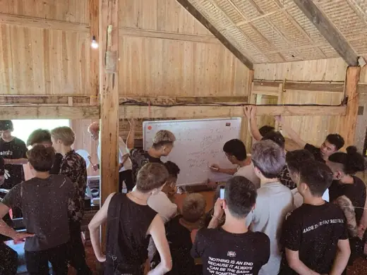 Buổi học trong nhà gỗ tại Sa Pa